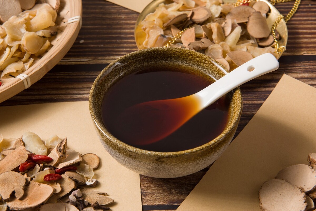 婴儿吃蜂蜜会损伤肝脏吗,婴儿喝蜂蜜水会出现什么症状