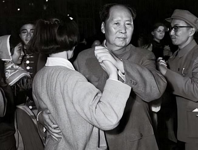 1961年毛主席在庐山开会，看到一位女舞蹈演员楞了：你好像我女儿