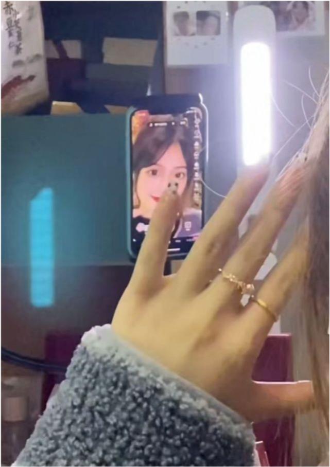 西安这对特困生情侣，穿着普拉达裙子玩着苹果手机