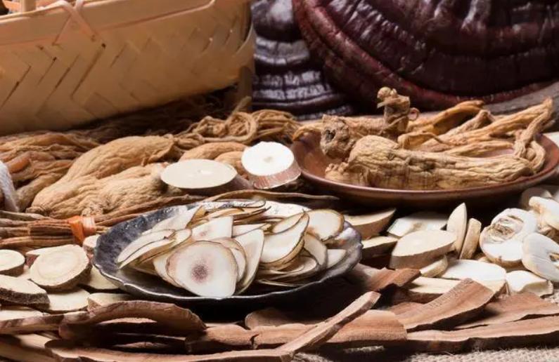 治疗缓解肩周炎的几个简单动作,肩周炎最好的恢复办法和治疗方法