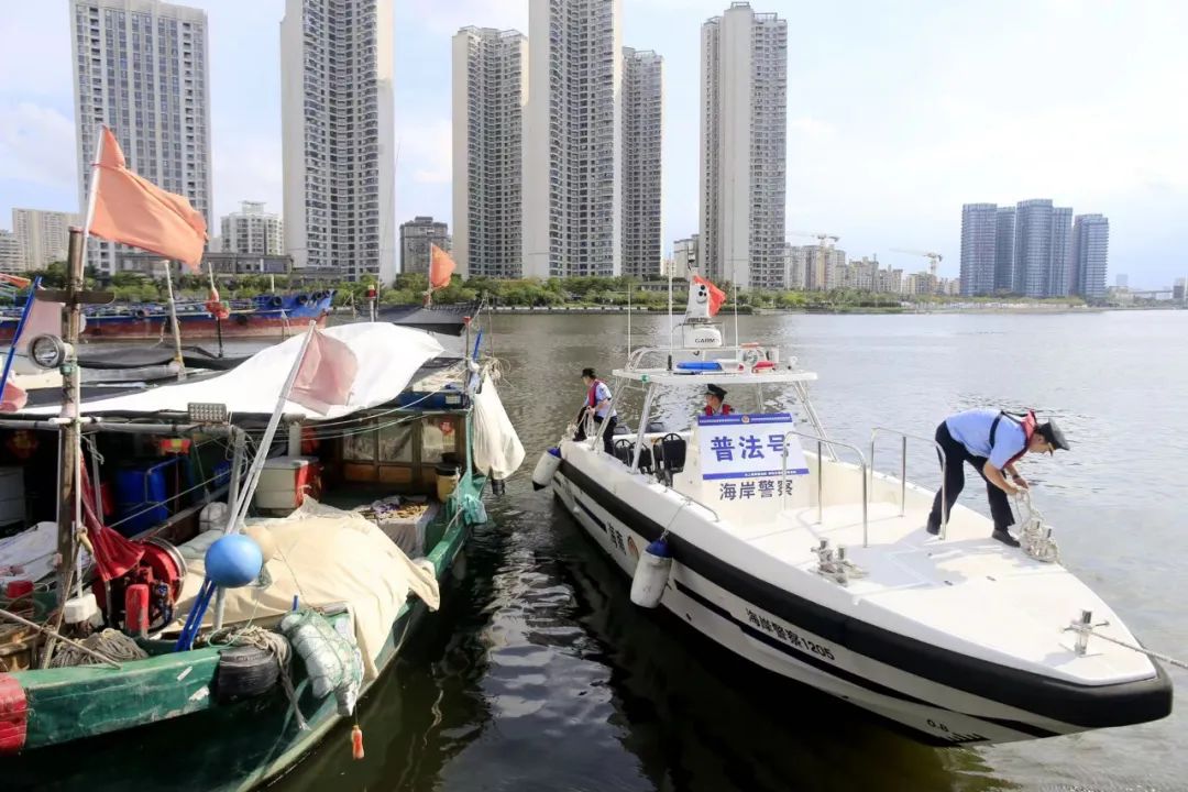 普法进渔村送法上渔船海口海岸警察“普法号”执法艇启航开展法治宣传工作