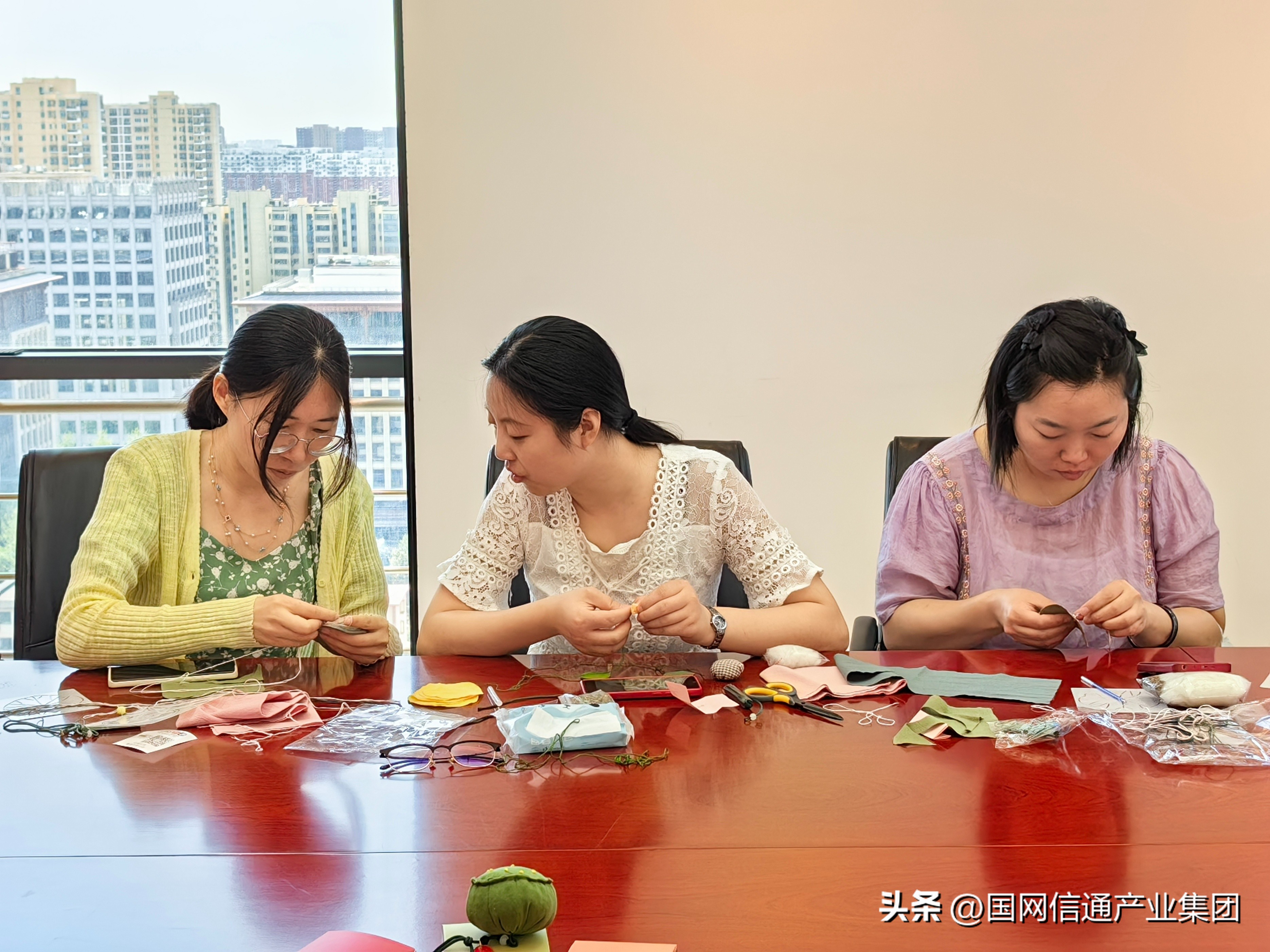 信产国电通举办“指尖上的端午”香囊DIY制作文化活动