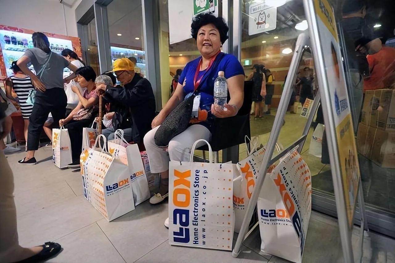 上海车展宝马mini雪糕事件，分析为什么现在很多人都崇洋媚外