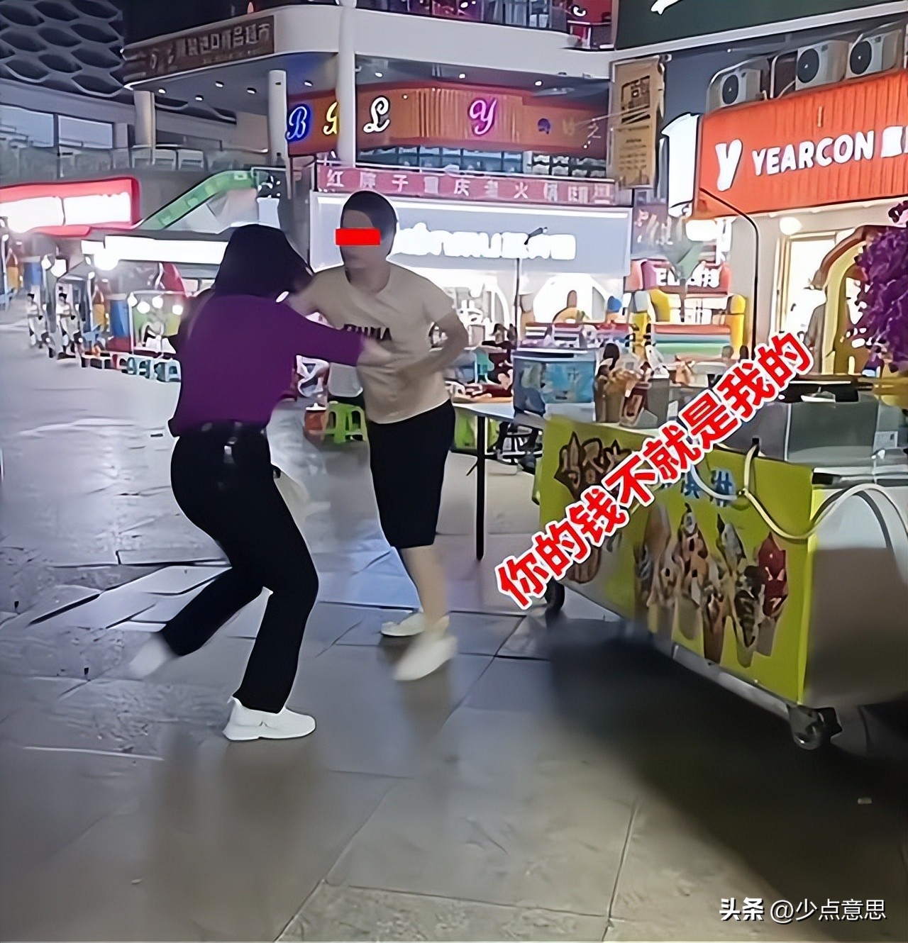 女子街边买小吃被坑,女孩在路边摊卖小吃