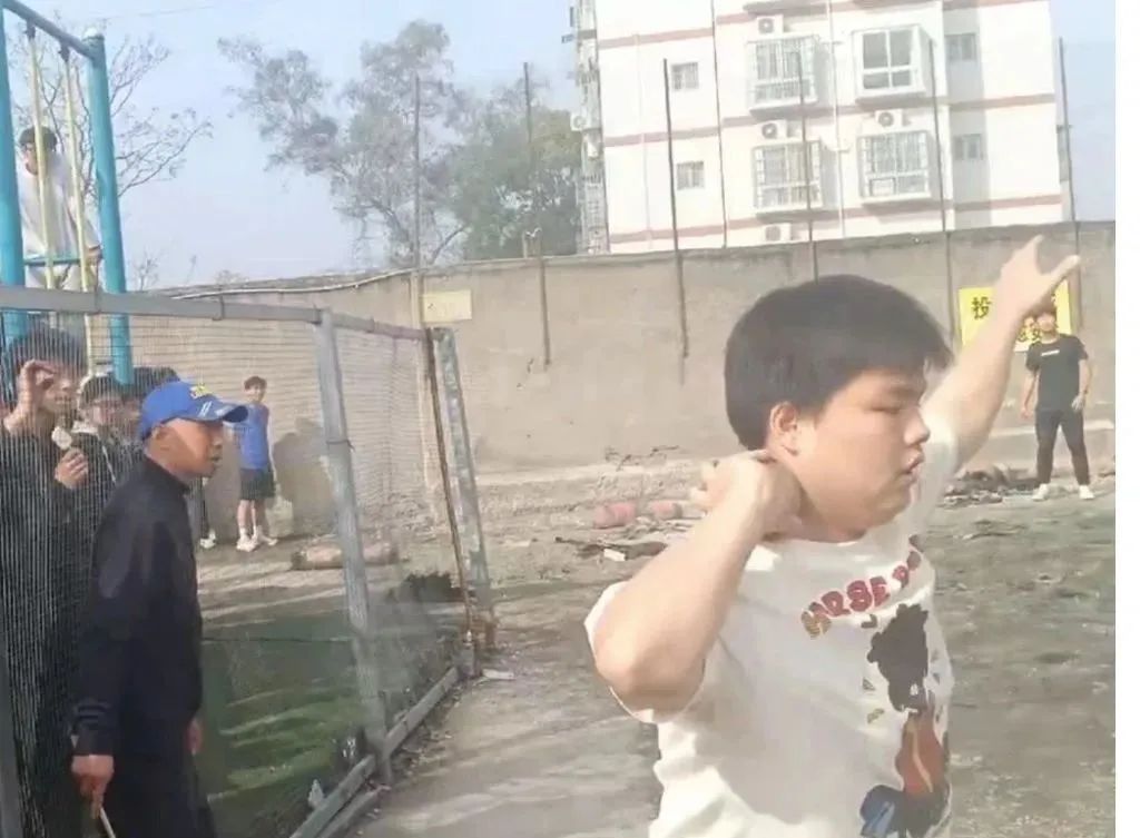 李中学子多矫健运动场上展英姿—李渡中学第四十届田径运动会纪实