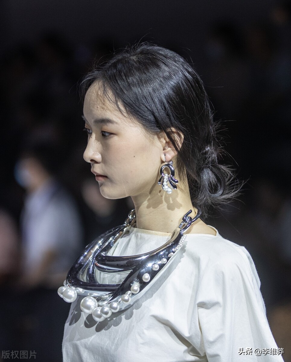 女生学服装设计专业怎么样,服装设计学生学什么专业好