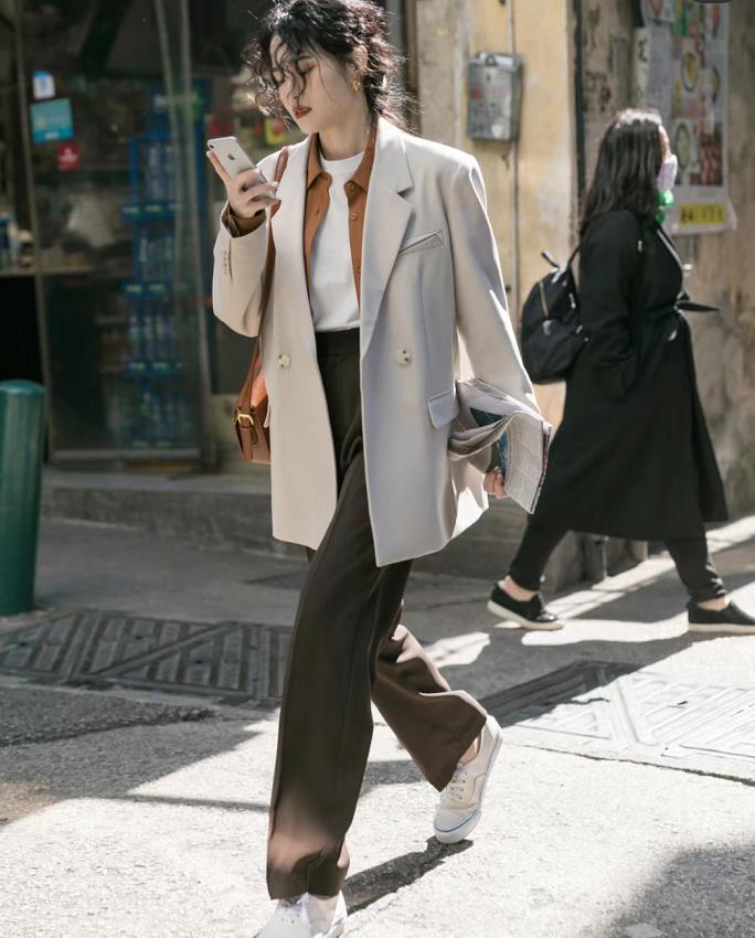 春天白色西装外套配什么裤子好看,春季西装和夏季西装搭配
