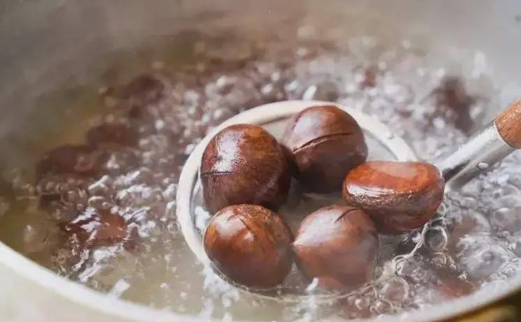 板栗壳难剥的做法,剥了硬壳的板栗的做法大全