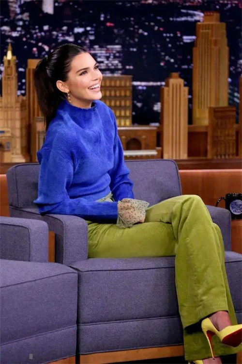 暖肤色穿蓝色好看吗,各种蓝色适合什么肤色的人穿