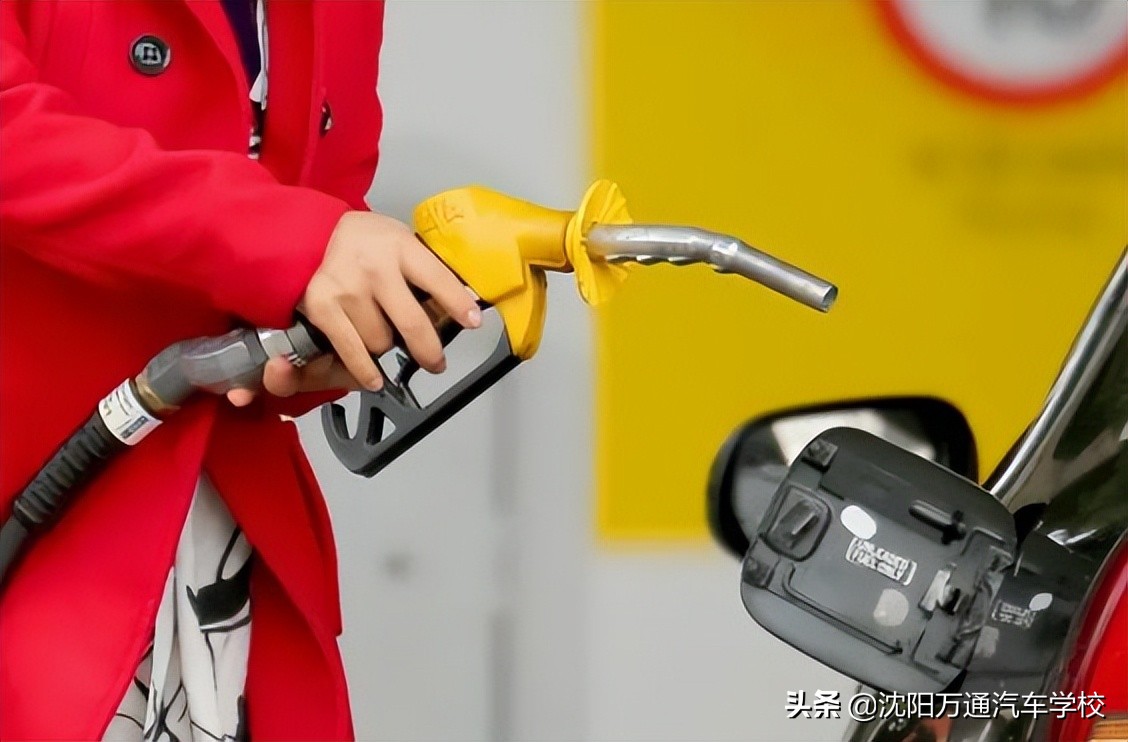 加油时要注意这4点问题别吃亏了,给汽车加油用什么好