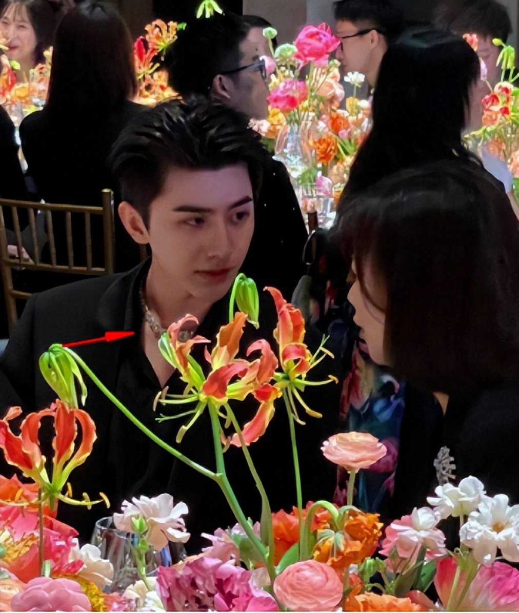 “贵公子”蔡徐坤：一枚胸针1000万，却惹上官司被冻结6400万资产