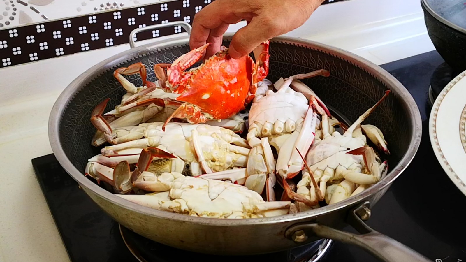 蒸螃蟹冷水下锅还是热水下锅,蒸螃蟹水开了蒸还是冷水蒸