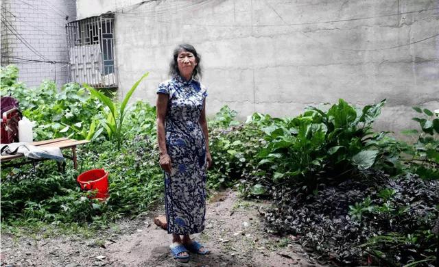 61岁老头男扮女装,47岁大叔男扮女装20年