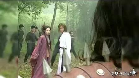 风云雄霸天下坐肩膀的两姐妹,风云雄霸天下同时拥有两个男人