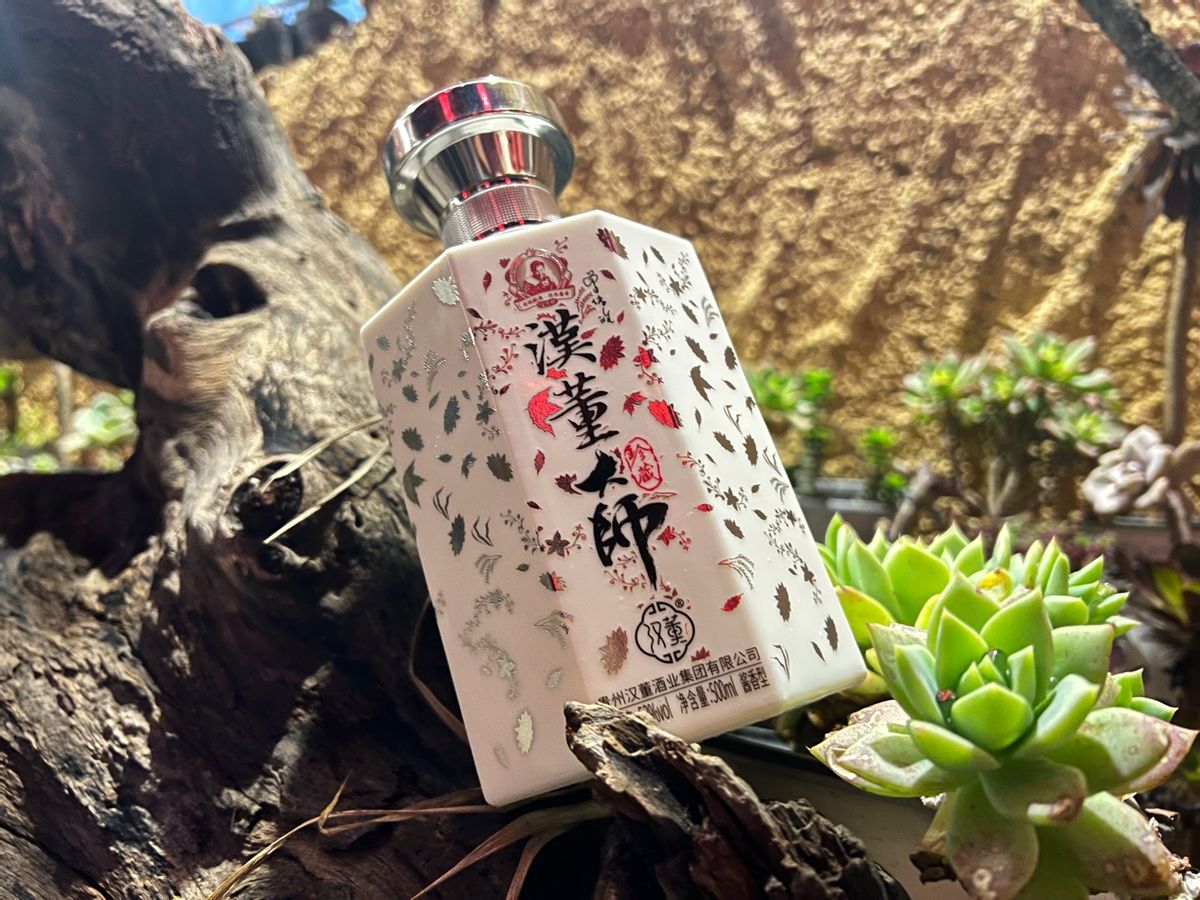 红星二锅头，黄盖玻汾和绿脖西凤，哪个好喝？听听老酒友怎么说