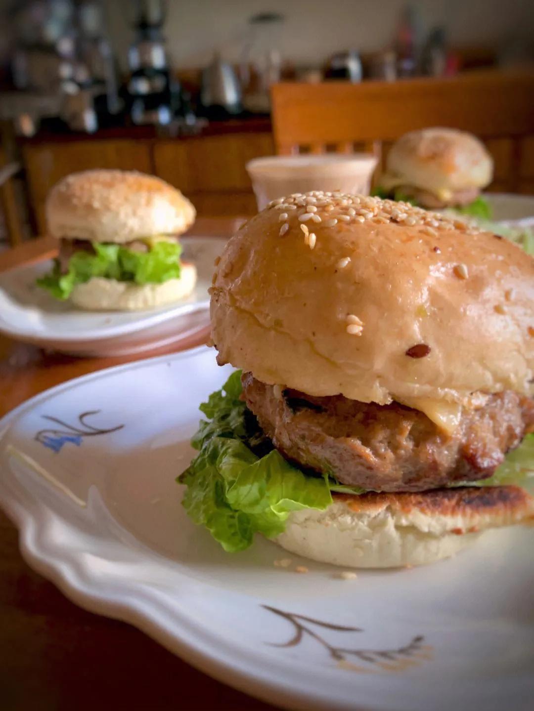 摆地摊卖汉堡包年挣百万,实体餐饮店生意难做