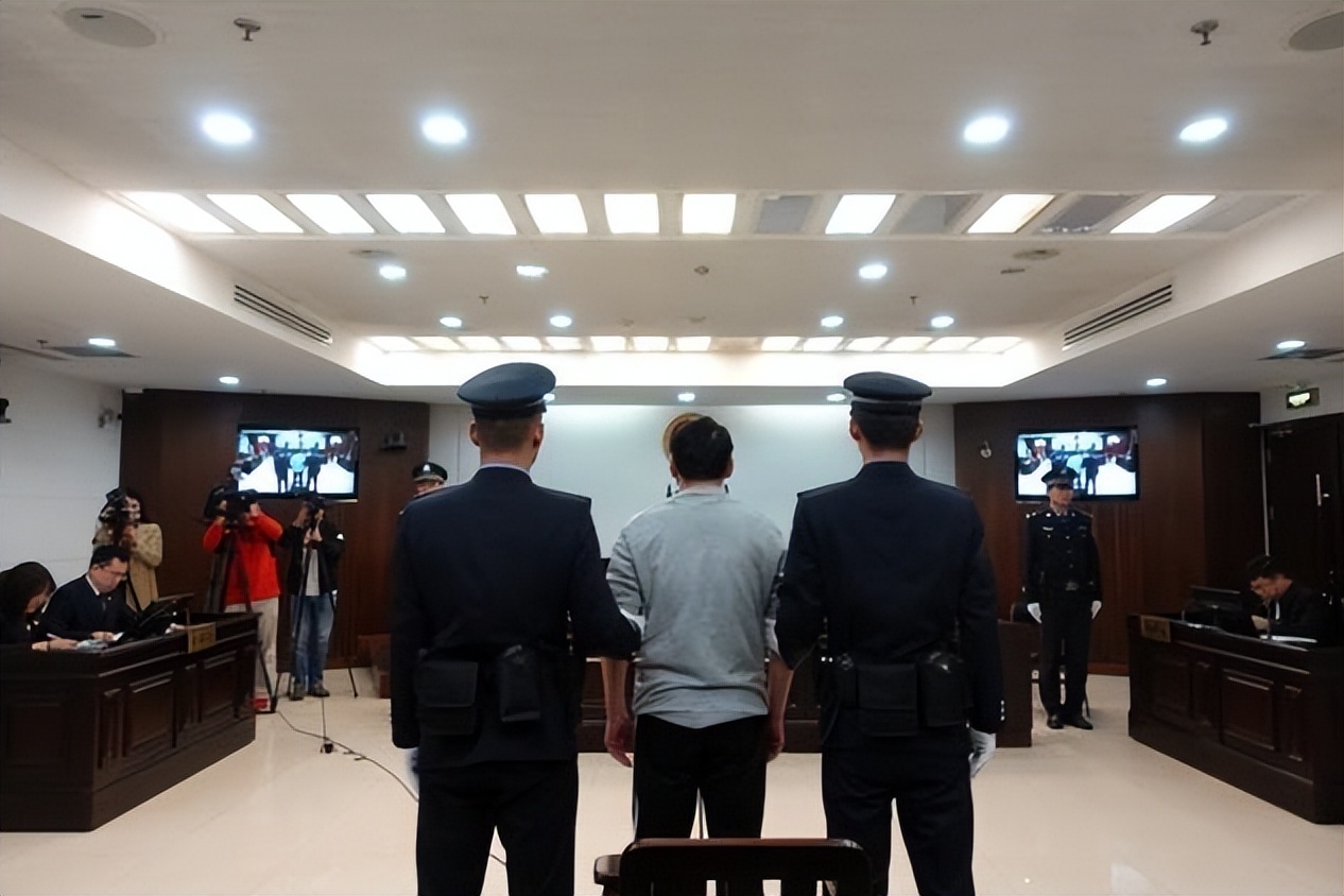 路人怒斥男子殴打女生,当街殴打欺辱女性该当何罪