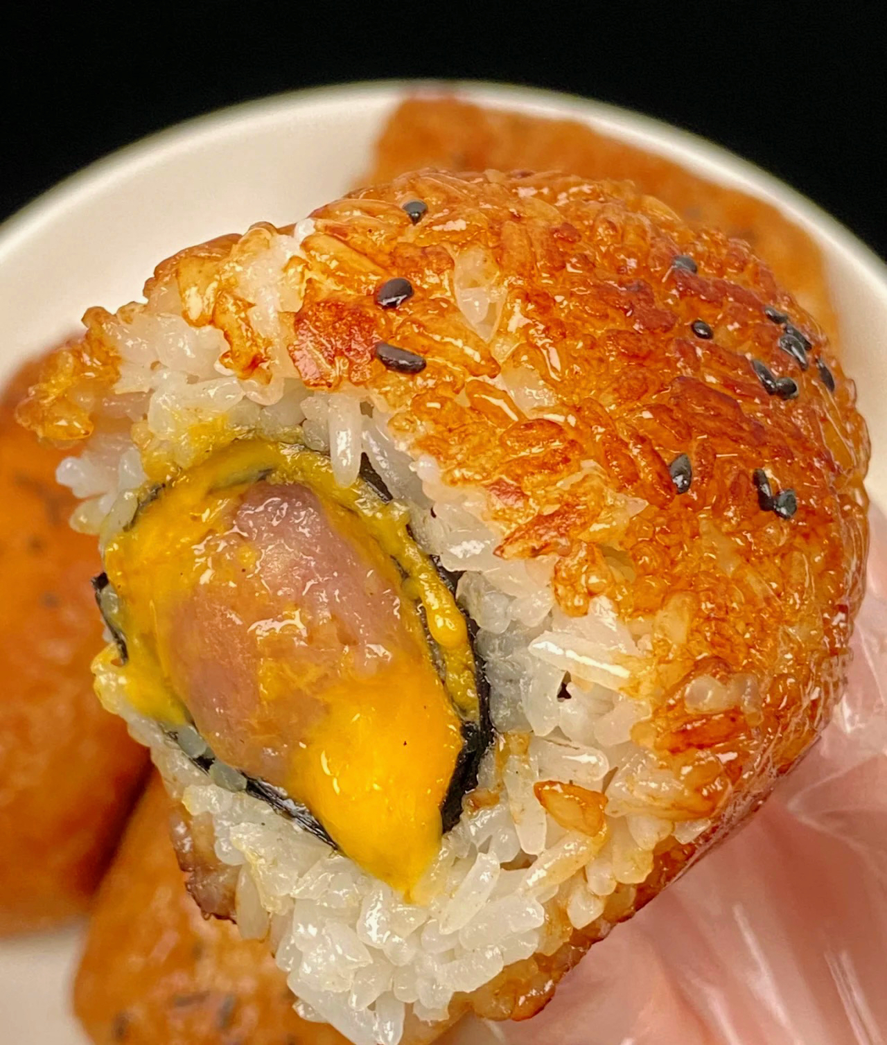 谁能拒绝得了这外层酥脆，内里饱满的脆皮米饭热狗棒