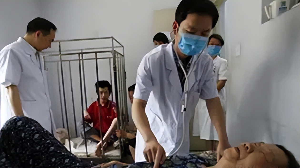 儿子癫痫烧坏脑子,河南母亲关铁笼喂养,不敢开门,46年后解脱了