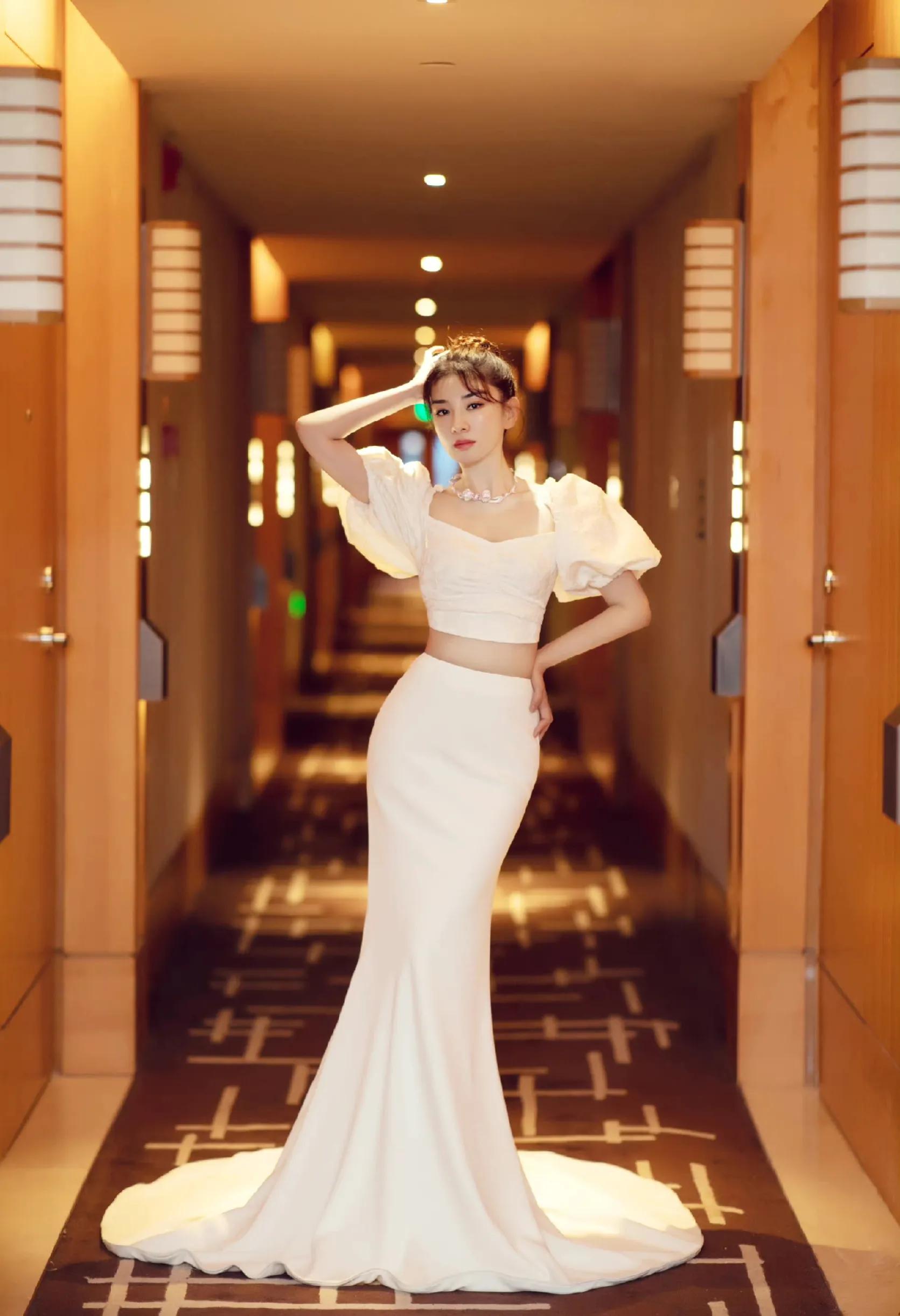 黄奕穿丝绸睡袍身材太好了，成熟有韵味女人好迷人