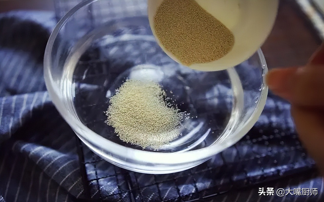 蒸馒头直接放酵母粉不冲开可以吗,蒸馒头直接放碱