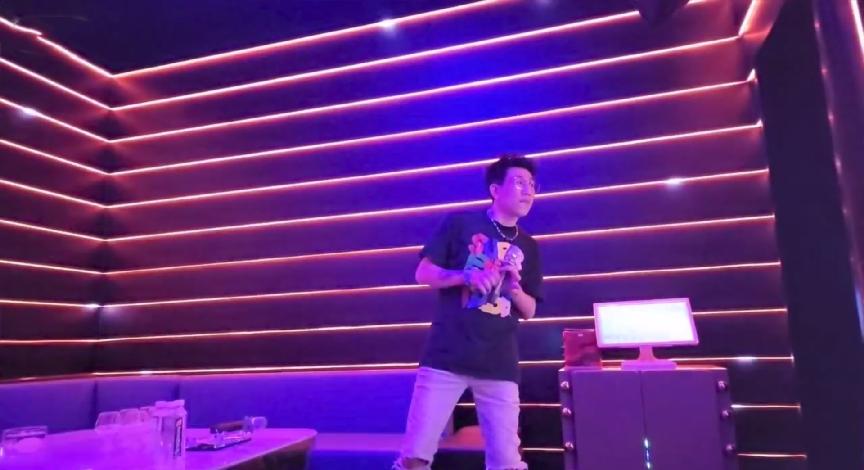 童锦程与在石的酒吧开业，大量粉丝慕名而来，现场堪称豪车展