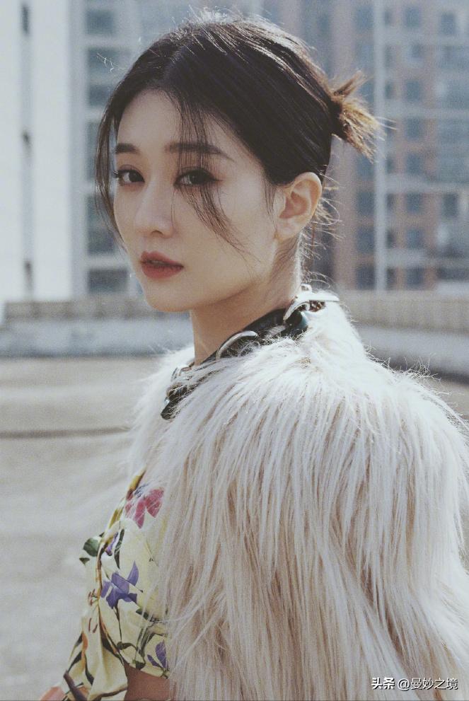 乔欣街头皮衣回眸夜晚半身照,乔欣抹胸白礼服女神气质高清写真