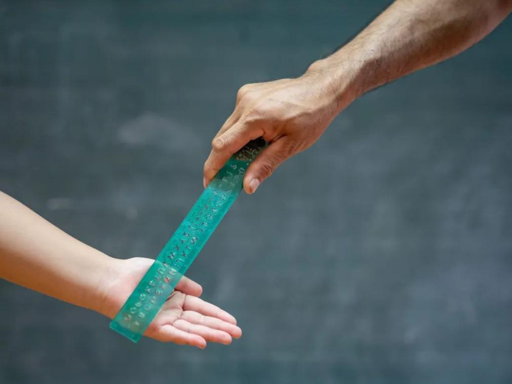 小学生被老师踢裂*体下**，*裤内**上一滩血，妈妈无法理解