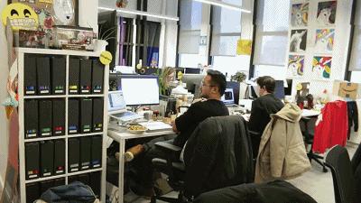 美女们一丝不挂就出门了，竟无人看出这是画的，网友：行为艺术吧