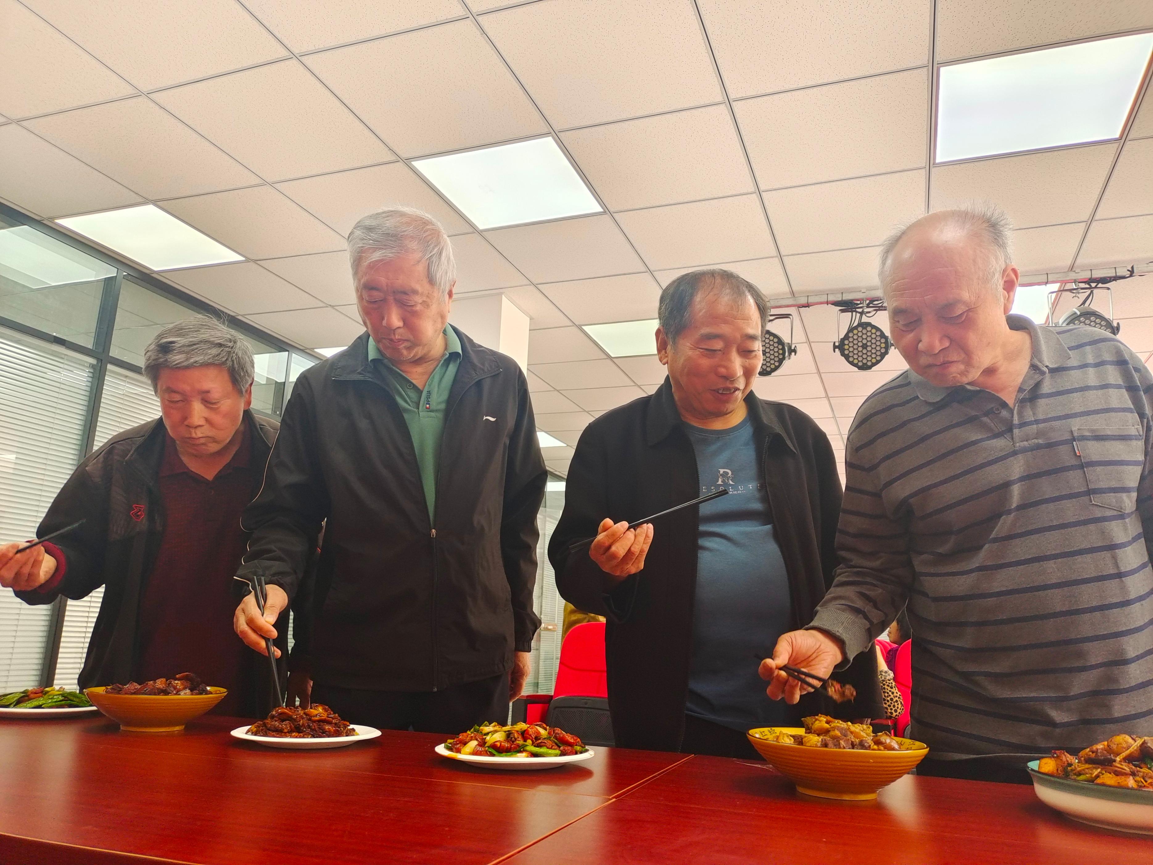 以菜会友，邻里一家亲！三街社区居民纵享美好“食”光