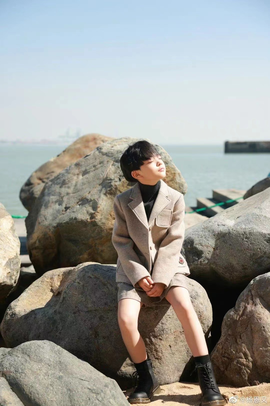 9岁的杨恩又好圈粉，短呢套装搭配马丁靴，剪短发后又帅又可爱