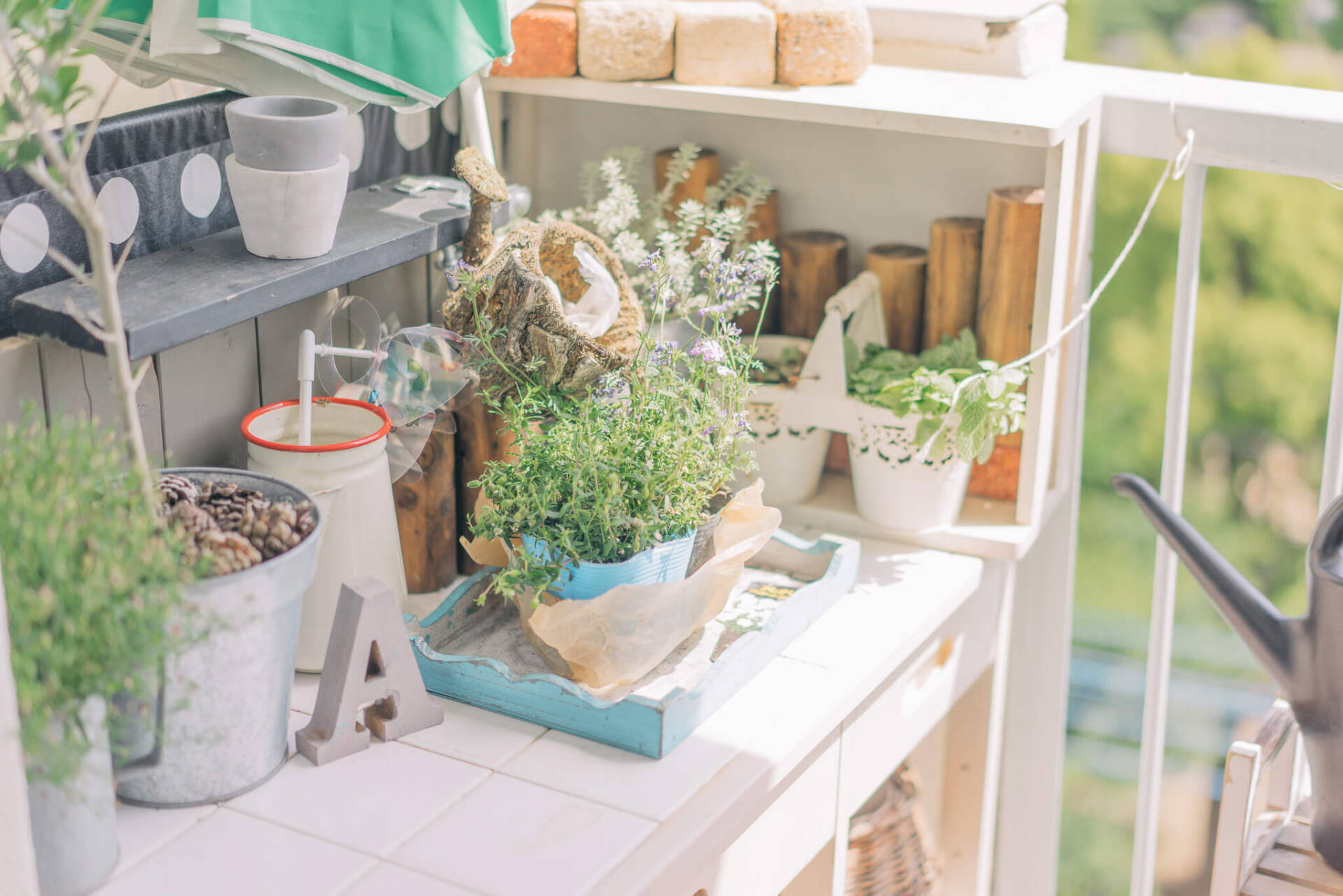 封闭阳台晾衣服养花如何布置,既能养花又可以封的阳台