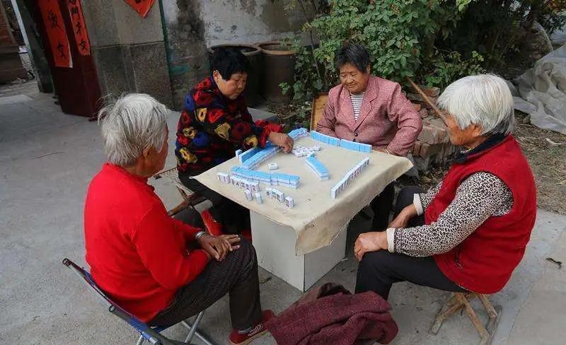 74岁老人受凉后咳嗽、发热，误以为是感冒，医生：幸亏抢救及时