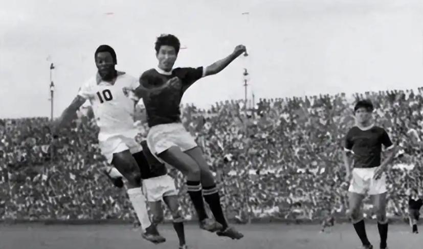 出演经典足球电影；促使非洲国家停火，贝利球王之姿不止于绿茵场