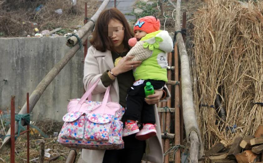 湖南31岁男子发现4岁儿子非亲生,戴绿帽游街,岳母:都是他没用!