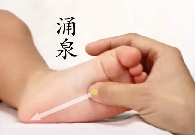 涌泉穴主治小儿哪些病,涌泉穴有退烧作用吗
