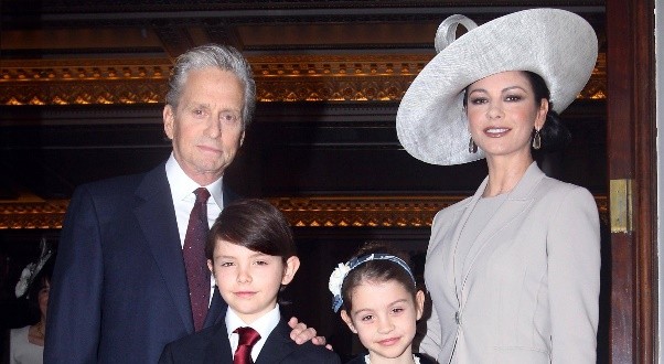 泽塔琼斯结婚照片,泽塔琼斯晒儿女合影