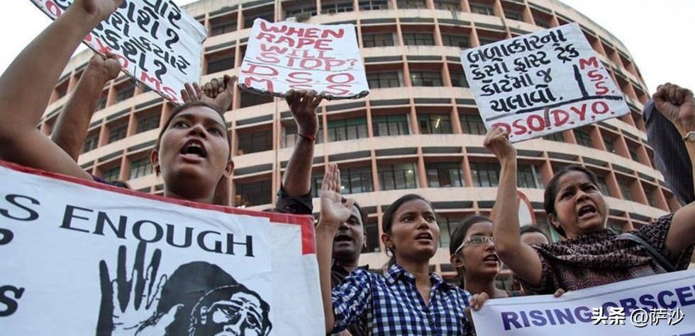 印度女医学生惨遭六人轮奸*杀虐**:2012年12月16日印度黑公交轮奸案