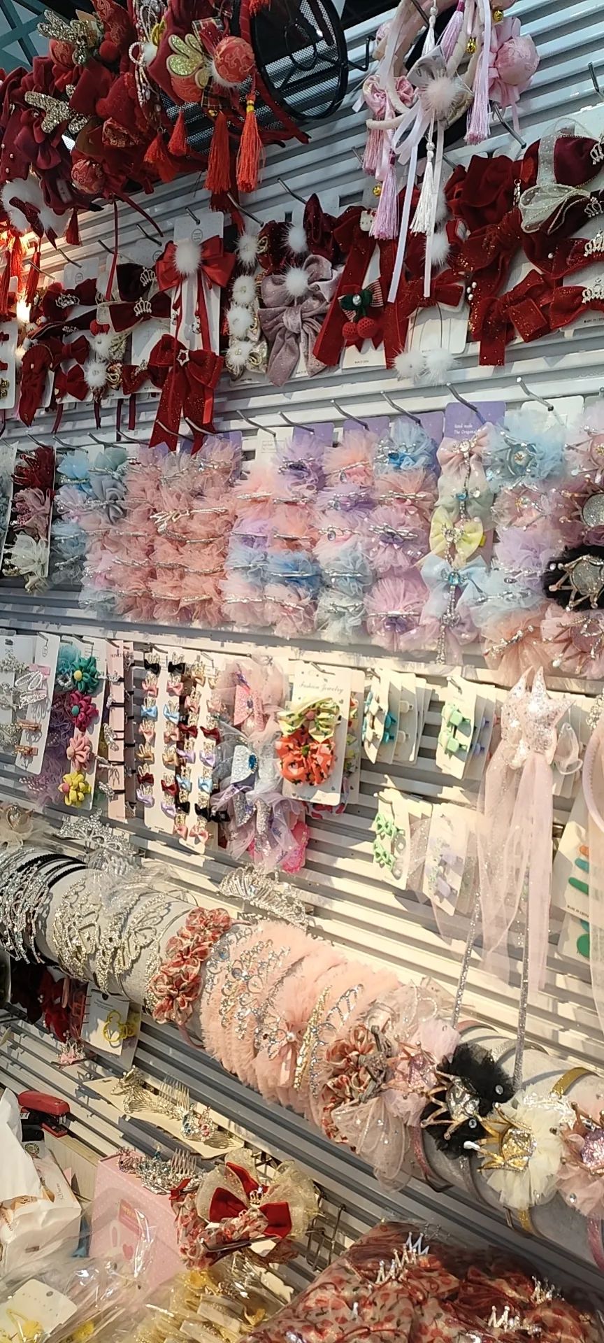 她们在义乌档口卖头花,最便宜的只要几毛钱,一月带货150万元