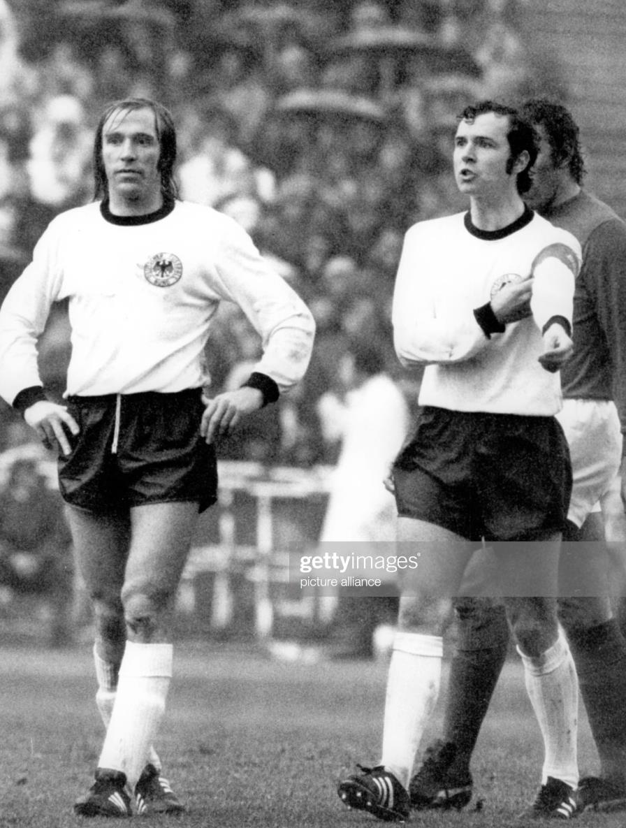 贝肯鲍尔的历史地位被严重高估,他的巅峰期并不是中后卫