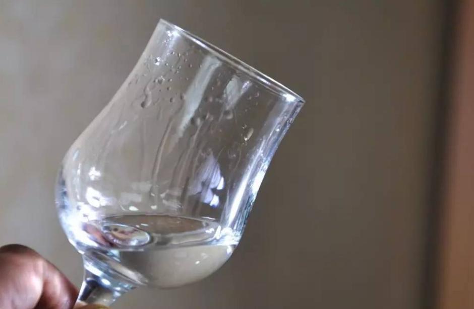 尿尿在马桶会触发马拉高尼效应吗,往开水里尿尿会发生什么