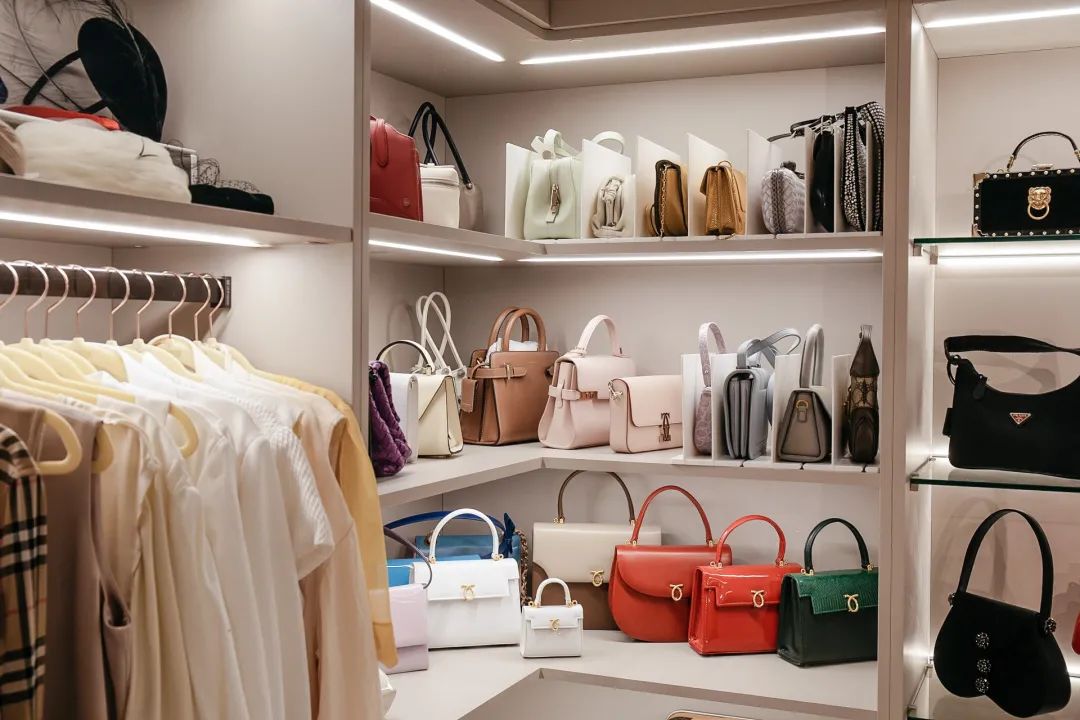 英国女王背爱马仕,英国女王背的香奈儿包包