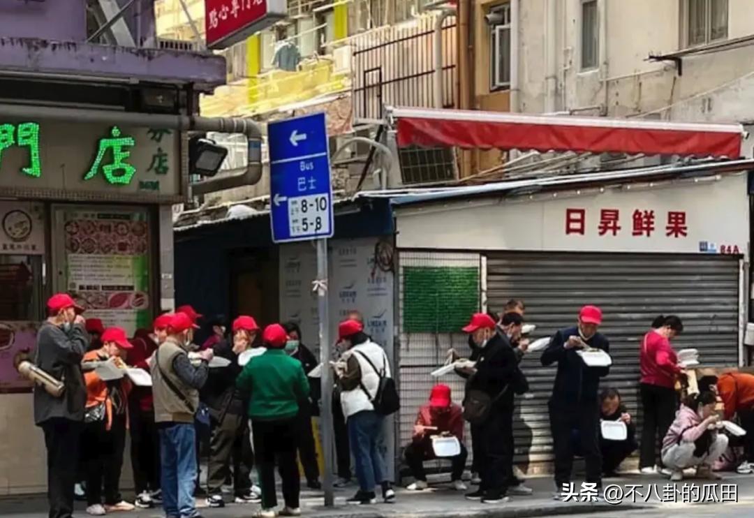 内地游客在香港街头吃饭,内地游客在香港吃饭蹲在地上