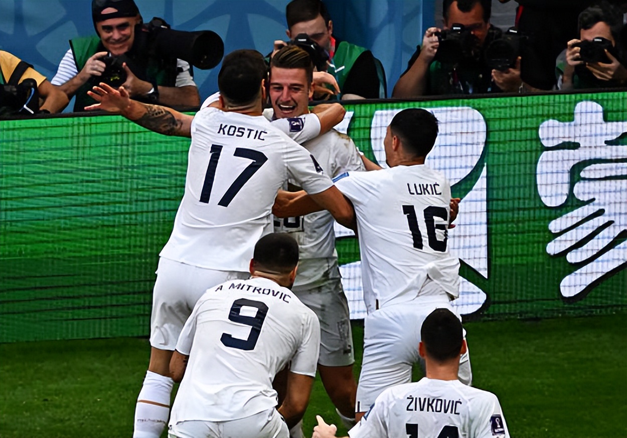 一边得意忘形！一边自废武功，两队打出了一场奇葩对决