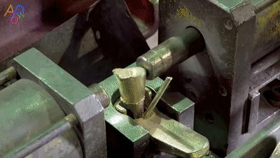 原来这就是砂型铸造,多动图展示水龙头制造过程