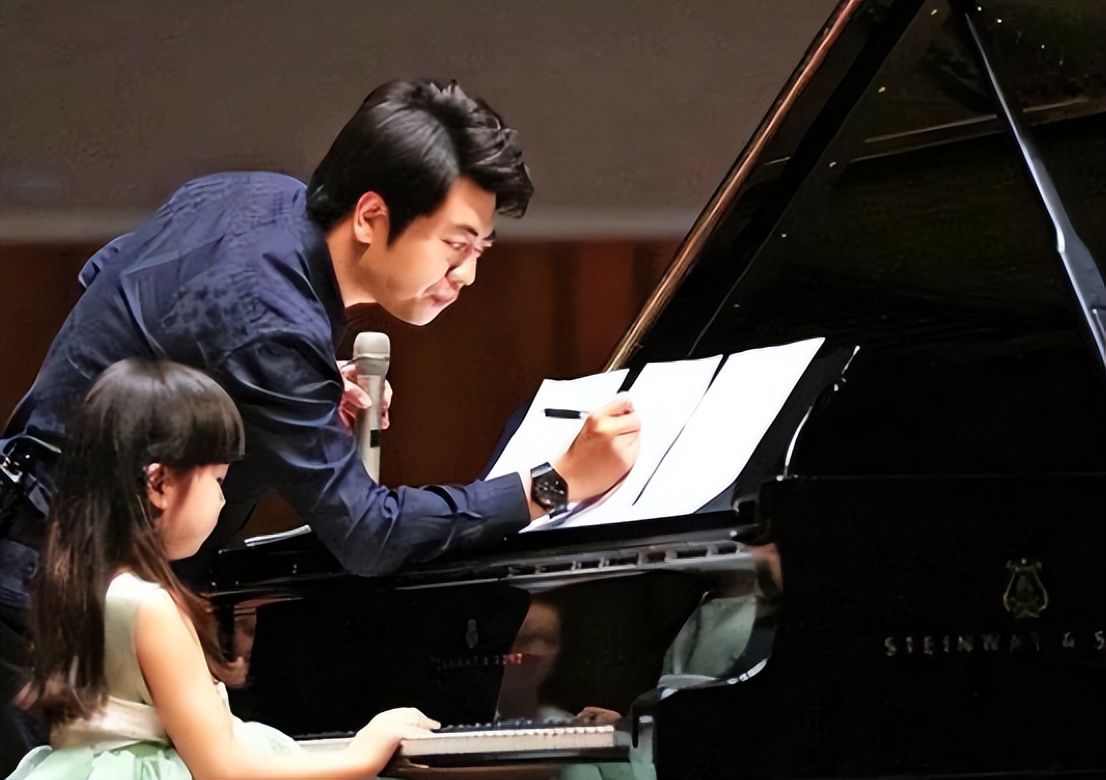 郎朗：钢琴为他带来了名与利，但同时也险些“毁”了他