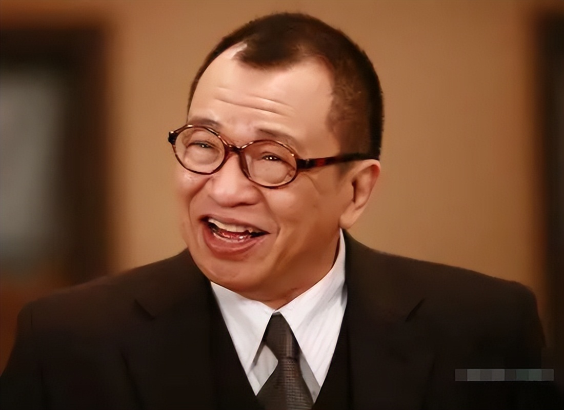 73岁知名港星定居新加坡，三十年前拿到绿卡，斥巨资为爱女开餐厅