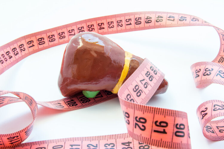 睡前饿肚子和宵夜哪个危害大,睡前吃宵夜和饿肚子哪个伤害大