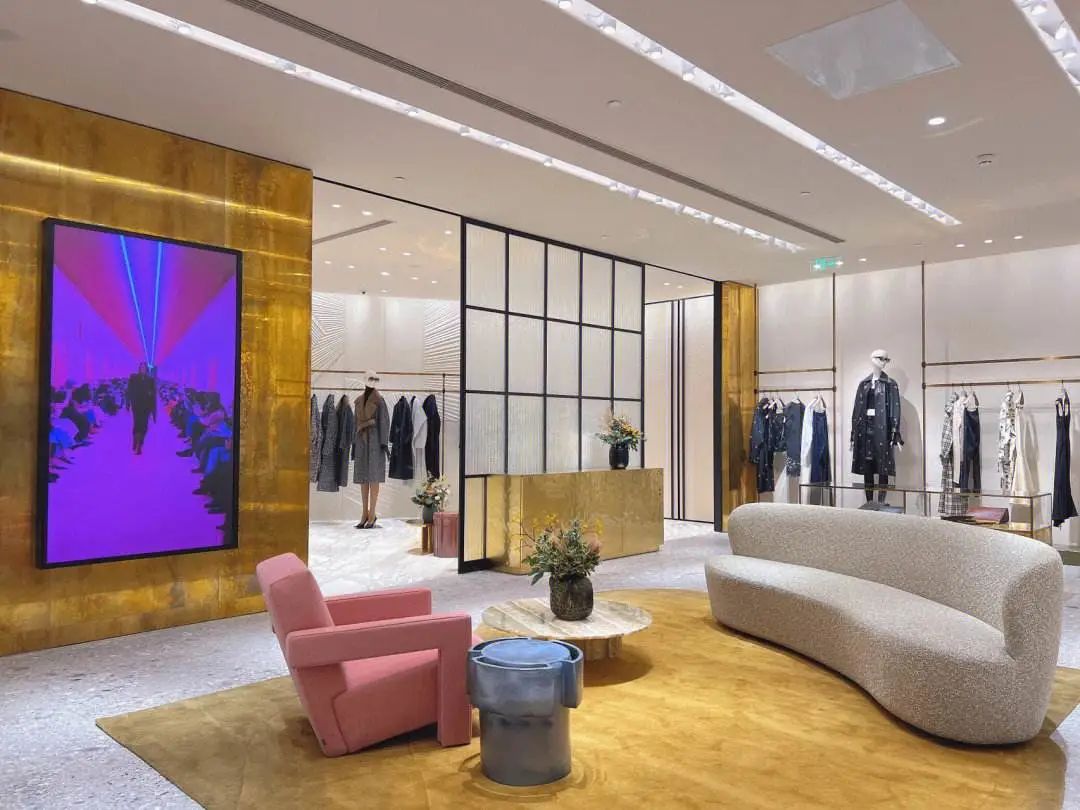 勉盛|MaxMara服装连锁门店智慧显示屏解决方案