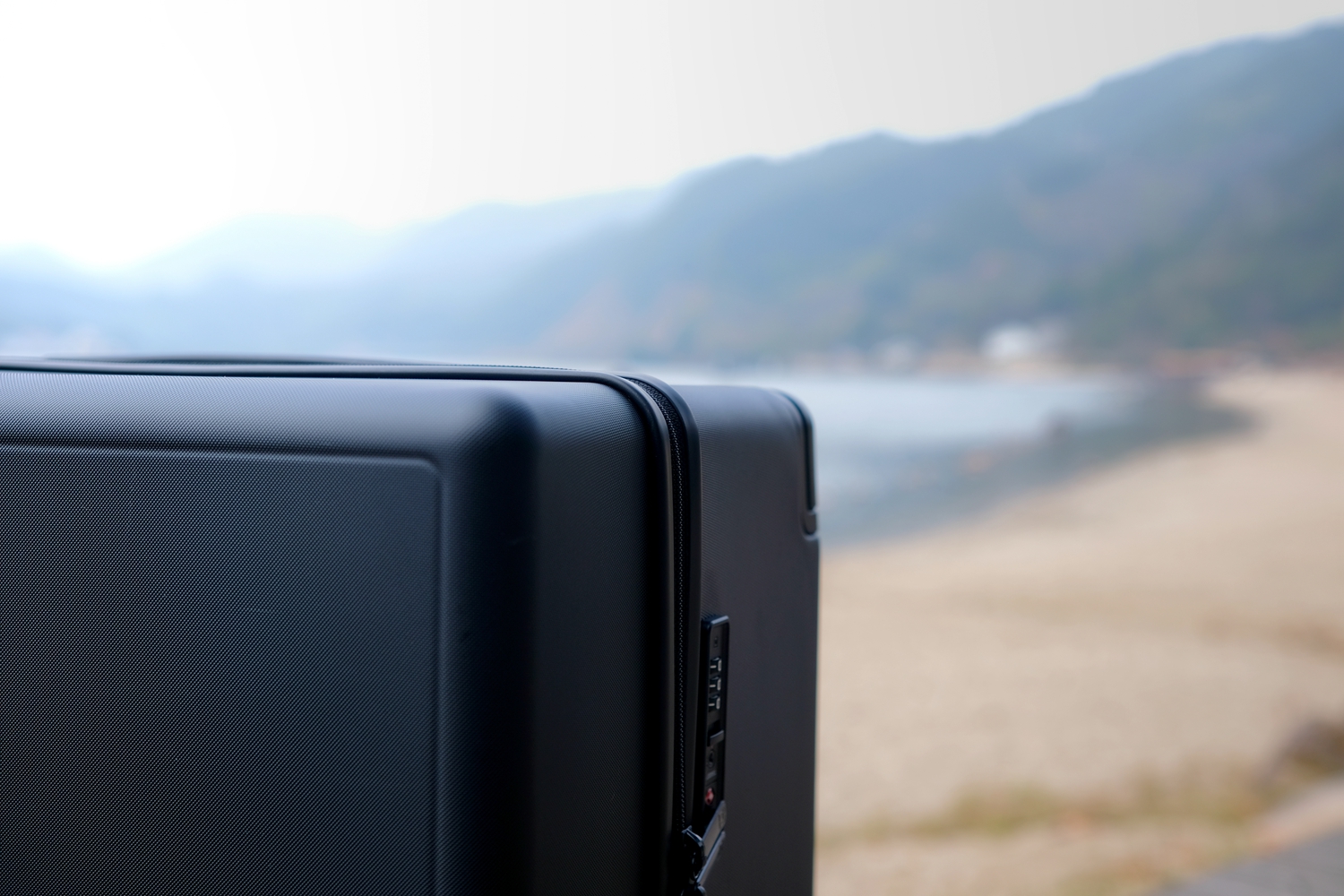 小型行李箱手提实用,重量轻且收纳量大可坐的行李箱